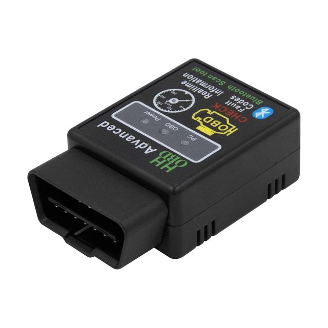 Adaptor ELM327 Bluetooth negru, văzut dintr-un unghi, cu conectorul OBD2 cu 16 pini în prim-plan