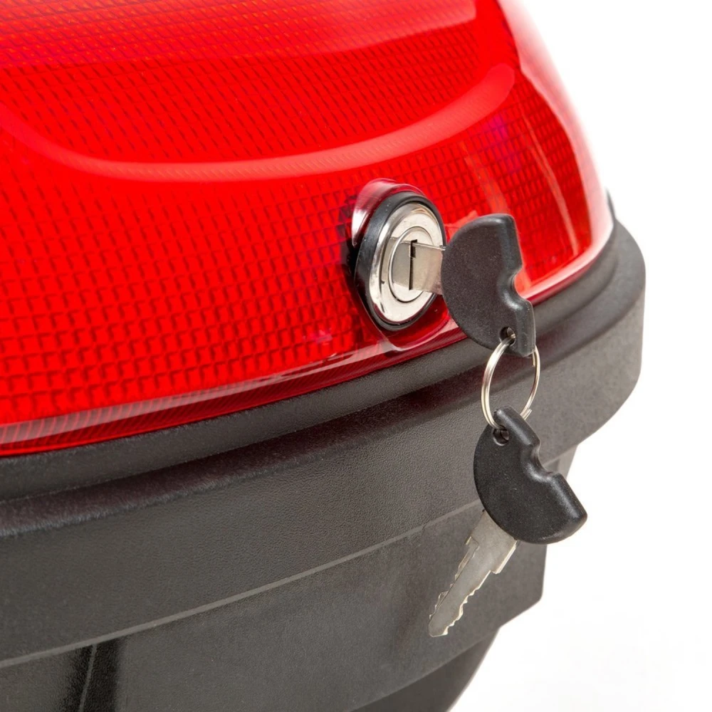 Detalle de la cerradura con llave en baúl de moto para 2 cascos 48L