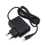 Vista lateral del cargador Nintendo Switch con cable extra largo de 3 metros