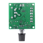 Vista general del controlador de motor PWM generador paso a paso con componentes electrónicos