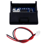 Vista frontal del mini voltímetro digital con pantalla LED roja y cables