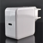 Vista lateral del cargador USB-C 29W compatible MacBook