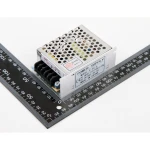 Vista lateral del transformador 5V 5A con conector terminal de tornillo
